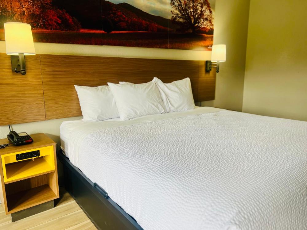 King Room - Non-Smoking interior